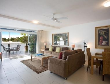 Absolute-Waterfront-Accommodation-Noosa-3