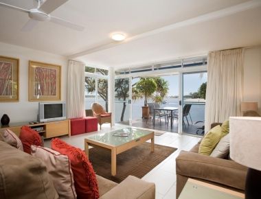 Absolute-Waterfront-Accommodation-Noosa-5